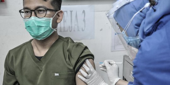 Tenaga Kesehatan DKI Jakarta Jalani Vaksinasi Covid-19