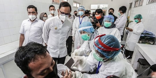 Usai Disuntik Vaksin, Seorang Nakes di Bogor Mengeluh Pusing