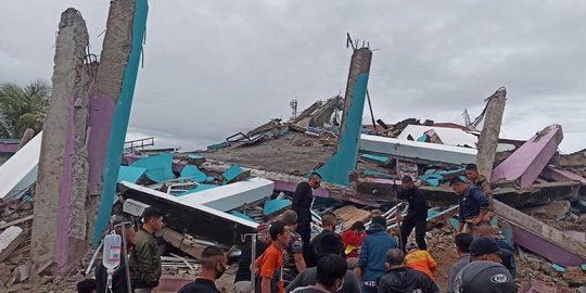 RS Mitra Manakarra Mamuju Ambruk Akibat Gempa, Perawat dan Bayi Dilaporkan Terjebak