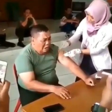 reaksi kocak saat divaksin anggota tni amp polri ini ketakutan hingga menangis