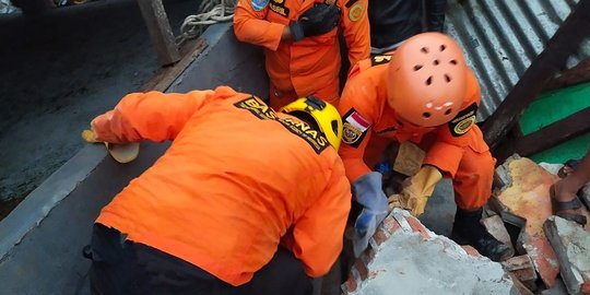 Tim SAR Evakuasi 3 Korban Gempa Mamuju, 5 Masih Terjebak Bangunan Runtuh