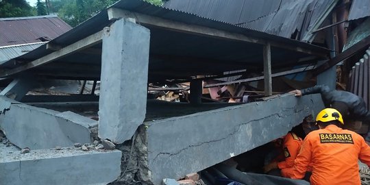 Evakuasi Korban dari Reruntuhan Bangunan Akibat Gempa Mamuju Terkendala Alat Berat