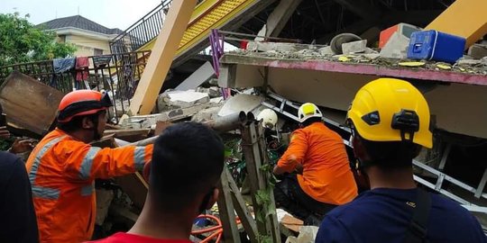 Gempa Porak-Porandakan Sulbar, Banyak Warga Masih Terjebak Reruntuhan