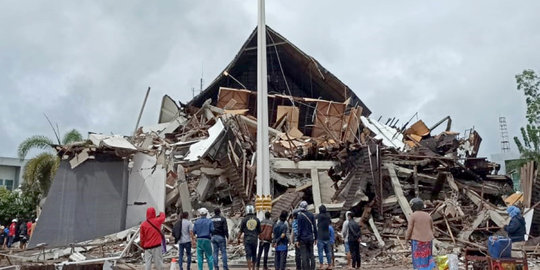 2 Petugas Keamanan Selamat dari Reruntuhan Kantor Gubernur Sulbar