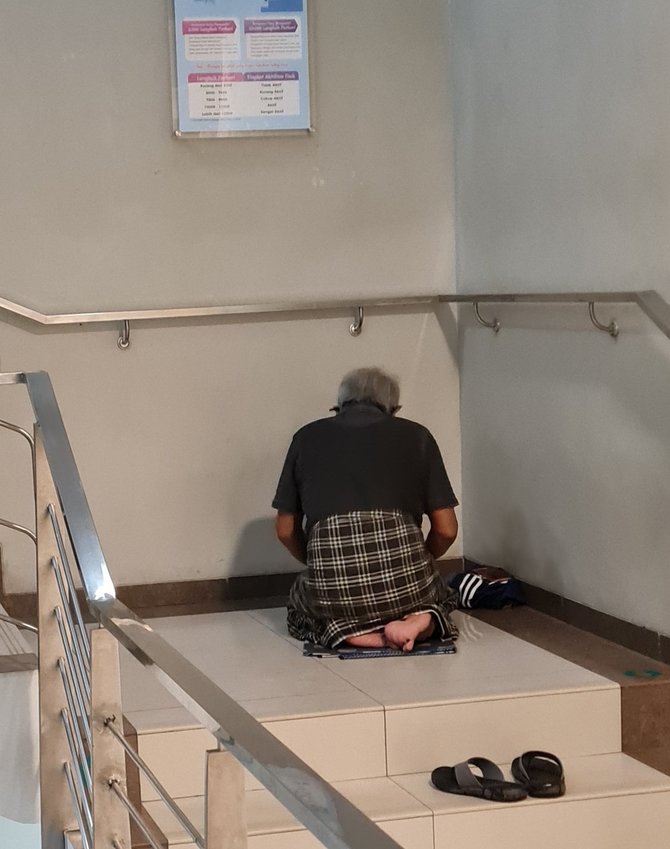 viral kakek solat di tangga rumah sakit