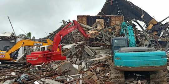 Hujan Lebat Sejak Siang, Evakuasi Korban Gempa Sulbar Dihentikan Sementara