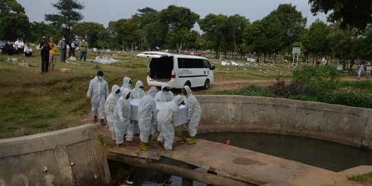 Pemakaman Korban Covid-19 di TPU Srengseng Sawah