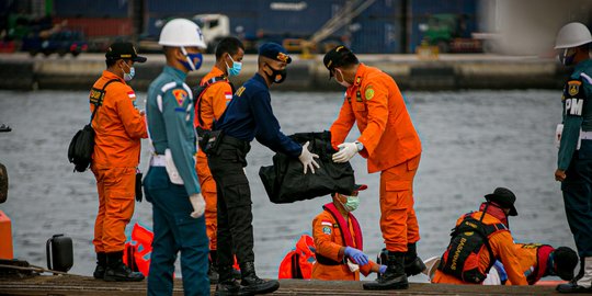 Denjaka dan Kopaska Berhasil Angkut Mesin Sriwijaya Air Seberat 200 Kg