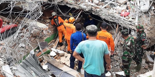 2 Karyawan Rumah Makan di Mamuju masih Terjebak Reruntuhan