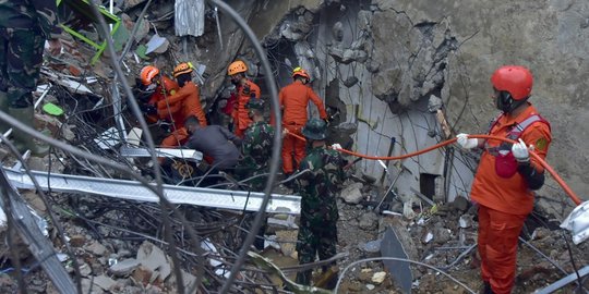 Upaya Pencarian Korban Gempa yang Tertimpa Reruntuhan di Mamuju