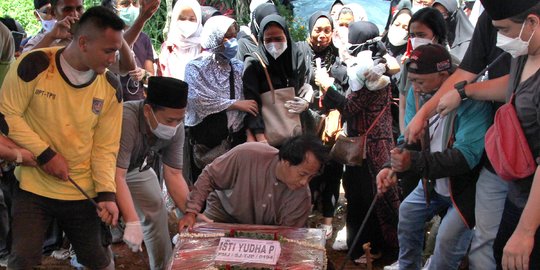 Duka Keluarga Warnai Pemakaman Pramugari Korban Sriwijaya Air SJ-182