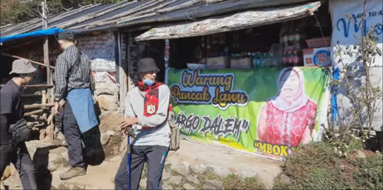 Mengenal Warung Mbok Yem, Kedai Tertinggi di Indonesia yang Bantu Obati Lapar Pendaki