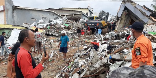 BNPB Masih Terus Lakukan Pencarian Warga yang Terjebak Reruntuhan Gempa Sulbar