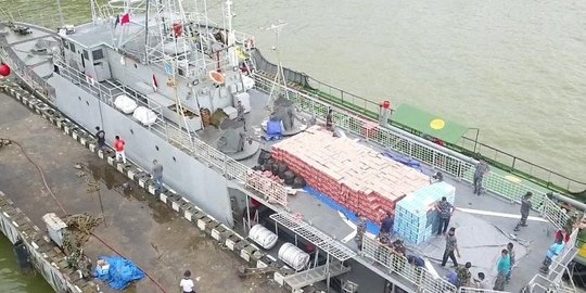 KRI Tongkol 813 Angkut Bantuan Logistik untuk Korban Gempa Sulbar