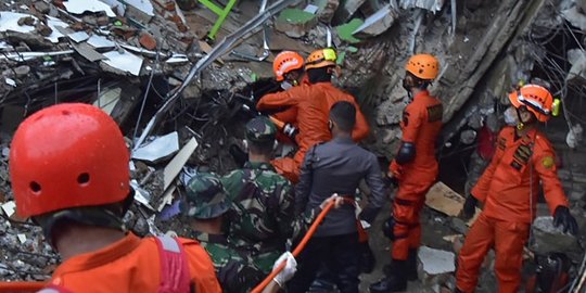 56 Orang Meninggal Akibat Gempa di Sulawesi Barat