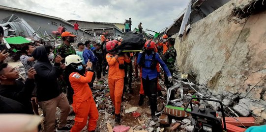 Terperangkap Reruntuhan, 2 Pegawai Restoran di Sulbar Ditemukan Usai 8 Jam Evakuasi