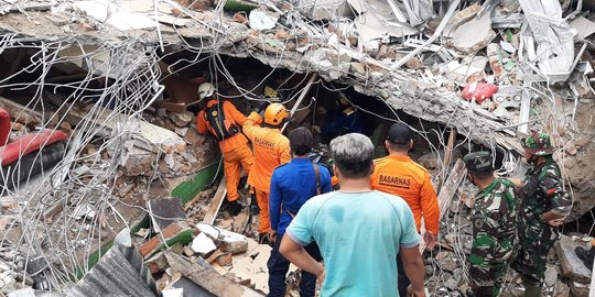 Basarnas Berhasil Temukan 49 Korban Jiwa Gempa Mamuju dan Majene