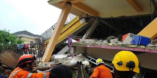 BNPB: 73 Orang Meninggal Akibat Gempa di Sulawesi Barat