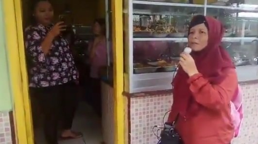 video pengamen emak emak bersuara emas