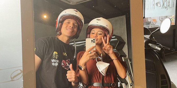 So Sweet! Potret Romantis Atta Halilintar Dan Aurel Naik Vespa ...