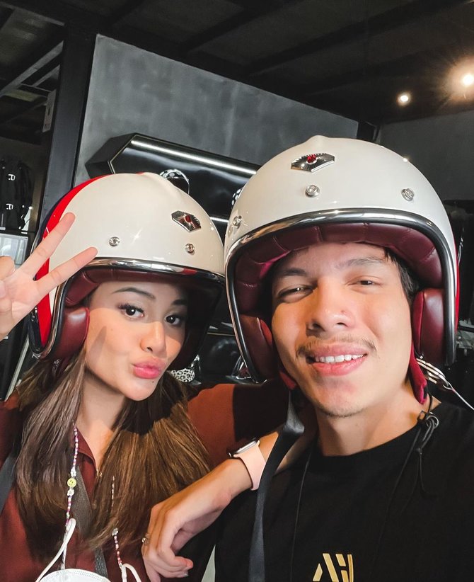 So Sweet! Potret Romantis Atta Halilintar Dan Aurel Naik Vespa ...