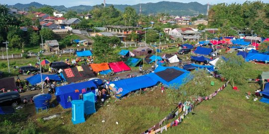 Kondisi Para Korban Gempa Mamuju Tinggal di Tenda-Tenda Darurat
