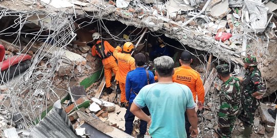 Tim Medis Unhas Mengoperasi 19 Korban Gempa di Sulbar