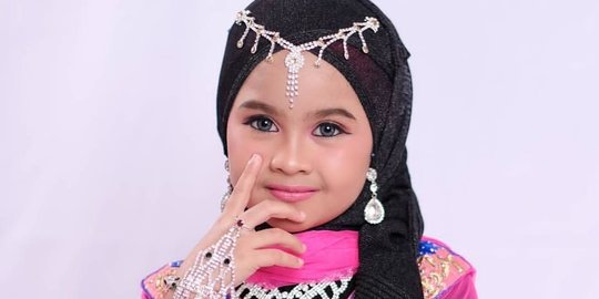 Belajar dari Beauty Vlogger, Bocah 9 Tahun Jago Make Up Ini Kini Jadi MUA Cilik