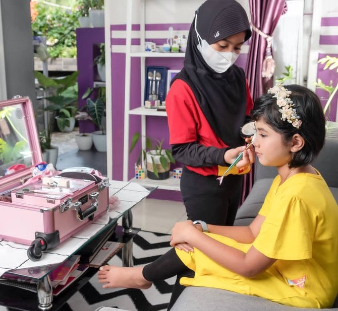 belajar dari beauty vlogger bocah 9 tahun jago make up ini kini jadi mua cilik