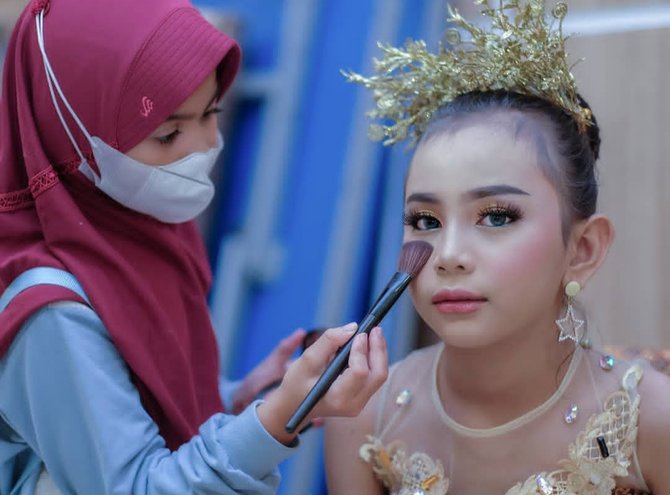 belajar dari beauty vlogger bocah 9 tahun jago make up ini kini jadi mua cilik