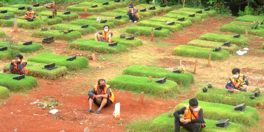 Langgar PSBB, 17 Warga Dihukum Berdoa di Makam Korban Covid-19