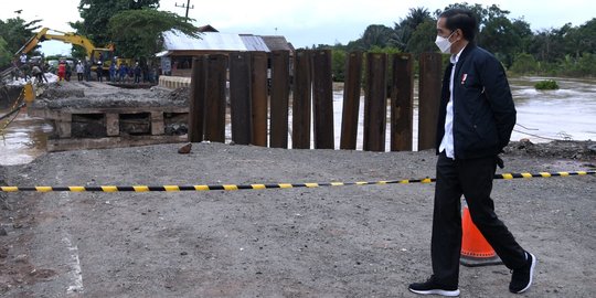 Gaya Jokowi Tinjau Bencana Banjir di Kalimantan Selatan