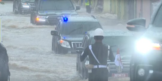 Mobil Rombongan Jokowi Sempat 'Terhalang' Banjir di Kalimantan Selatan