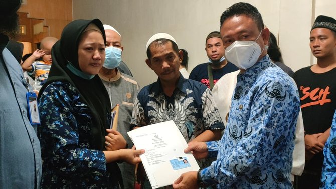 wali kota pontianak edi rusdi kamtono serahkan akta kematian