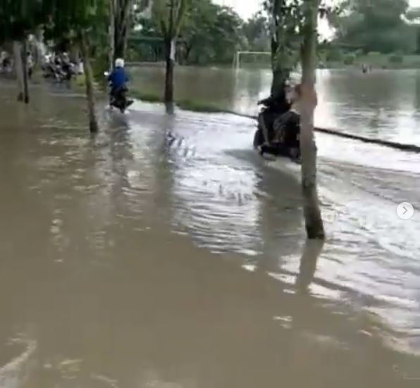 jalan raya porong sidoarjo terendam banjir