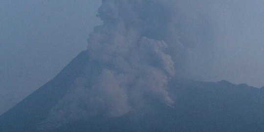 Gunung Merapi Kembali Luncurkan Awan Panas Guguran Sejauh 1,8 Km