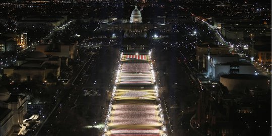 Capitol AS Bermandikan Cahaya Jelang Pelantikan Joe Biden