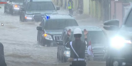 Inilah Video Rombongan Presiden Jokowi Terjang Banjir di Kalimantan Selatan