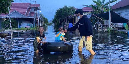 Potret Rian D'Masiv Bantu Korban Banjir di Kalsel, Bagi-bagi Makanan ke Warga