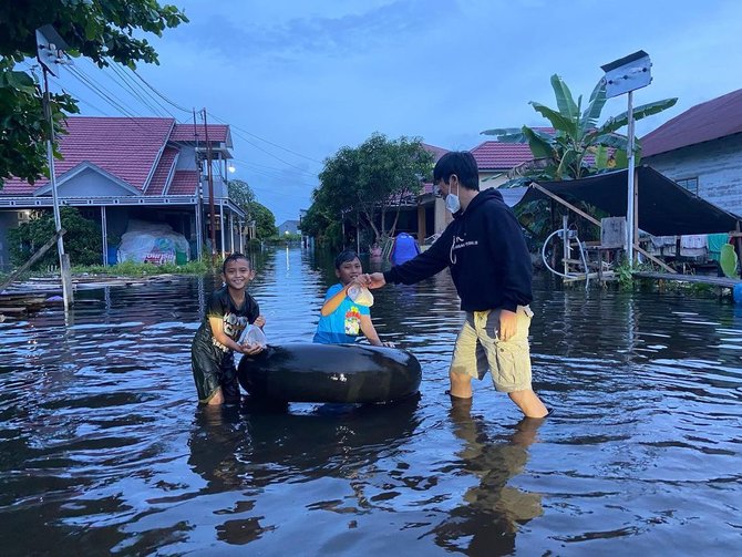 rian d039masiv tinjau korban banjir kalimantan