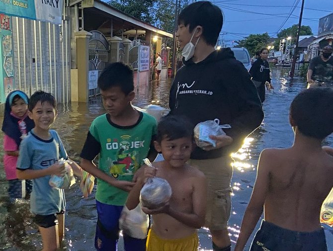 rian d039masiv tinjau korban banjir kalimantan