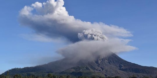 Gunung Sinabung Kembali Erupsi, Warga Diminta Jauhi Zona Bahaya