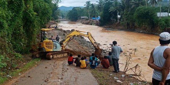 Pemkab Barito Utara Turunkan Alat Berat Buka Akses Jalan Terputus di Kalsel