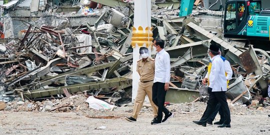 Jokowi Pastikan Rumah Warga di Sulbar yang Rusak Akibat Gempa Dapat Bantuan