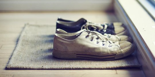 8 Cara Membersihkan Sepatu Warna Putih dengan Bahan Alami, Mudah Dilakukan