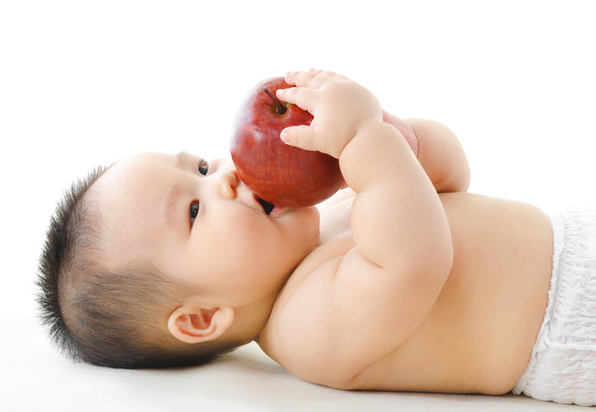 ilustrasi bayi makan buah