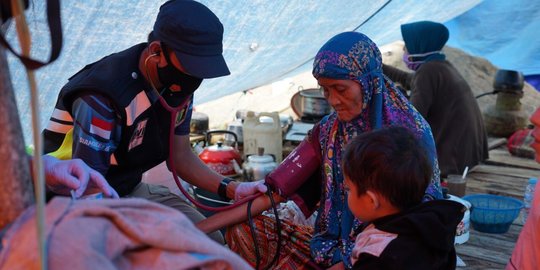 Korban Gempa Mamuju di 2 Lokasi Pengungsian Dapat Bantuan Obat dan Vitamin