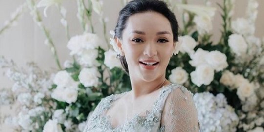 Potret Bayi Zaskia Gotik Dipakaikan Cincin & Gelang Gede Banget, Netizen Khawatir