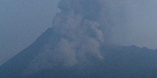 Gunung Merapi Tiga Kali Muntahkan Awan Panas