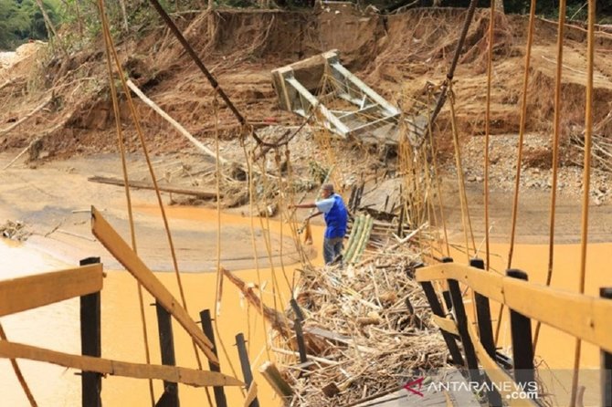 jembatan putus akibat banjir di hulu sungai tengah